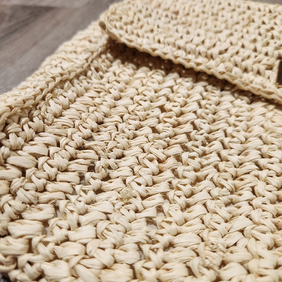 Covertible raffia shoulder/crossbody purse with gold chain - Picture 7 of 12